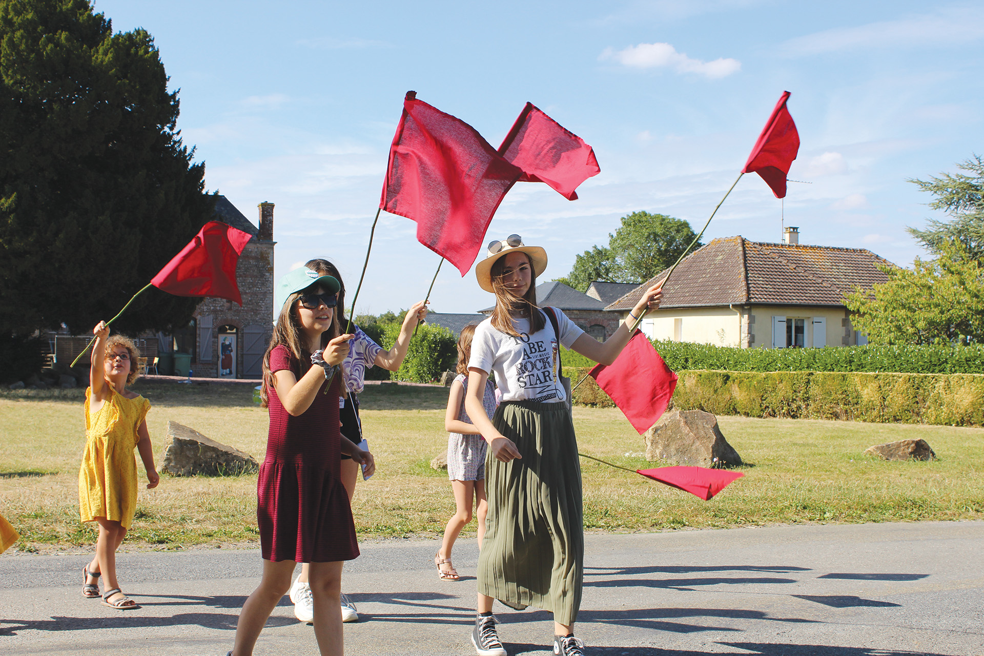 Enfants à Jublains portants des drapeaux rouges